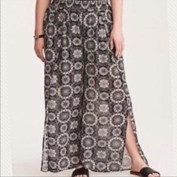 TORRID Medallion Chiffon Side Slit Pants Black White Size 2 2X NWT - Picture 2 of 8